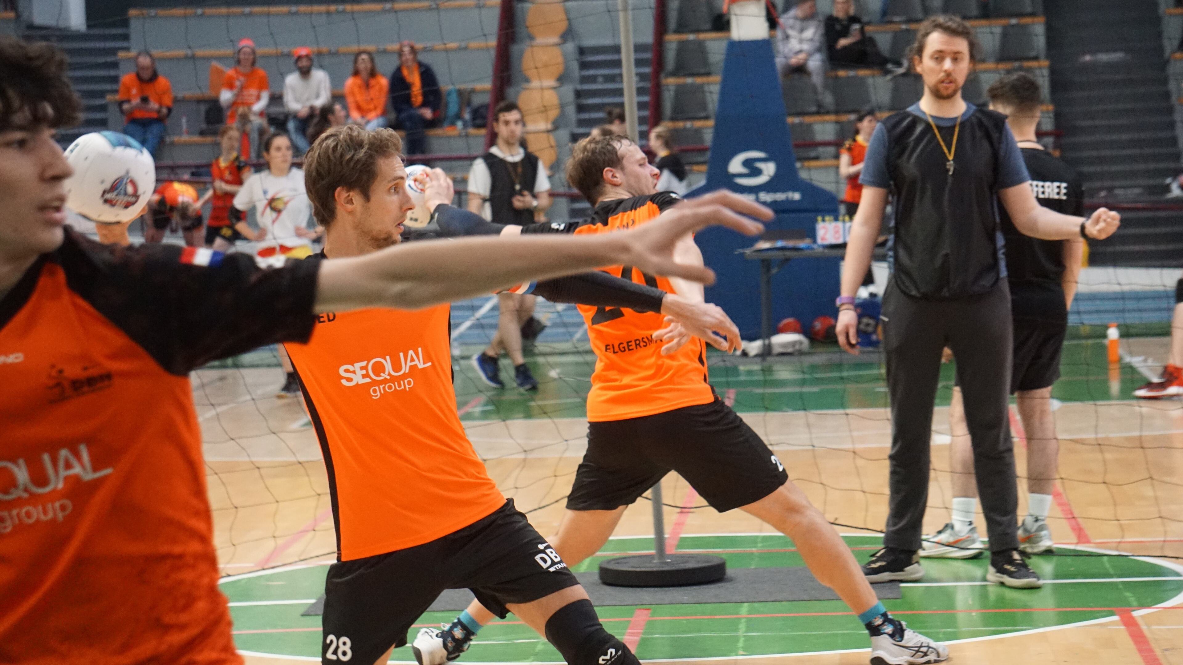 Léon en Catrin uit Beinsdorp zijn verzot op wedstrijdvariant van trefbal: ’Dodgeball is echt een spe